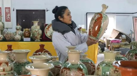 界首彩陶“刀马人”获中国驰名商标